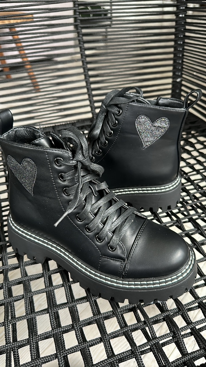 Boots "Hearttt" black