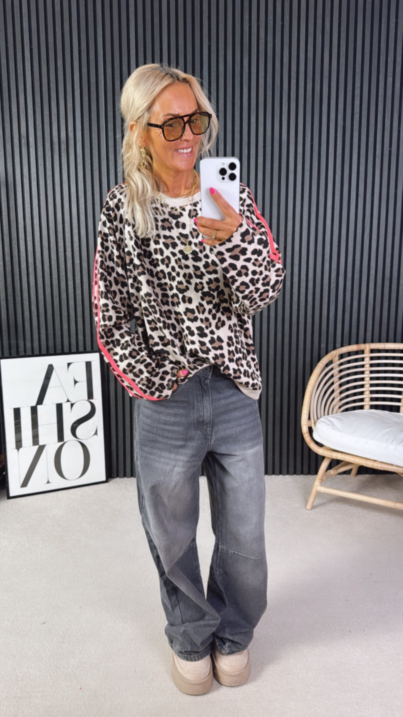 Leo Sweater "Think Neon Pink"