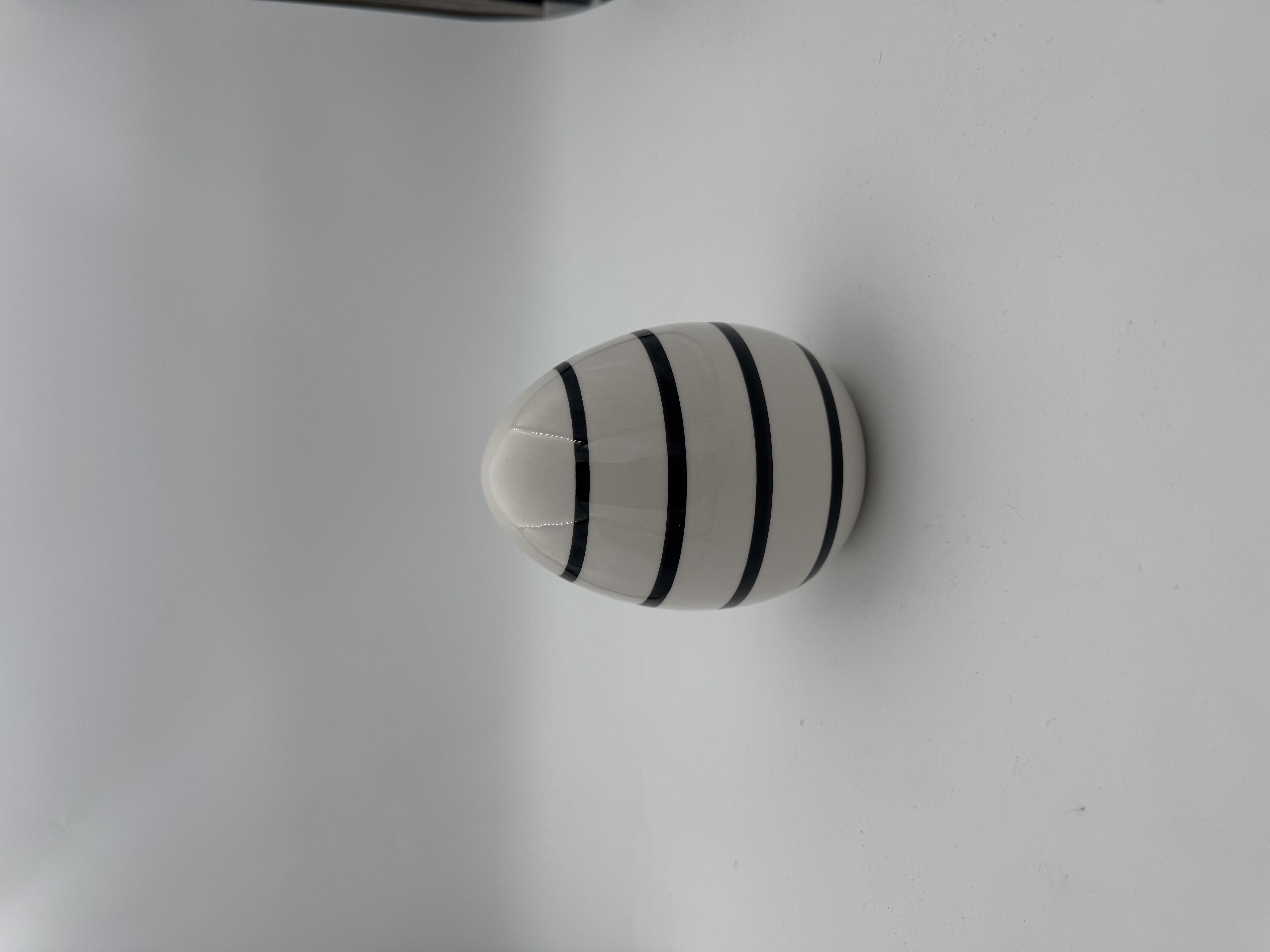 Gestreiftes Keramik "Ostereiii"