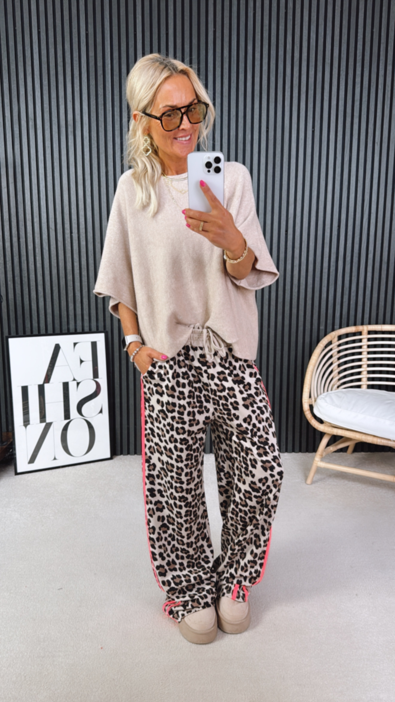 Leo Jogger "Think Neon Pink"